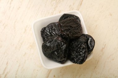 Kuru erik yığın ahşap arka plan üzerinde