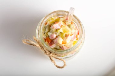 Rus salatası bardakta servis edebilirsiniz