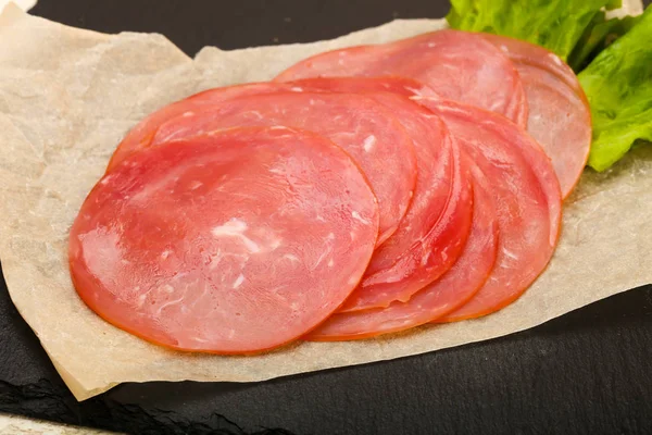 Salsiccia Affettata Con Foglie Insalata — Foto Stock