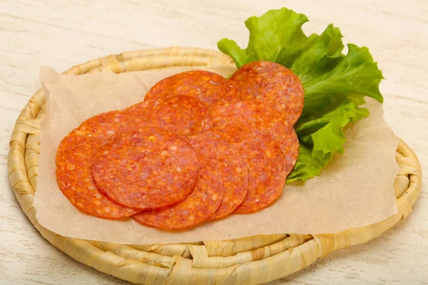 Pepperoni Szeletelt Kolbászt Mint Fából Készült Háttér — Stock Fotó