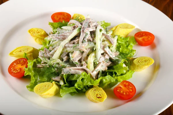 Salade Langue Avec Omelette Sur Fond Bois — Photo
