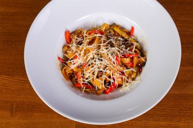 Sığır eti ve parmesan peynirli makarna