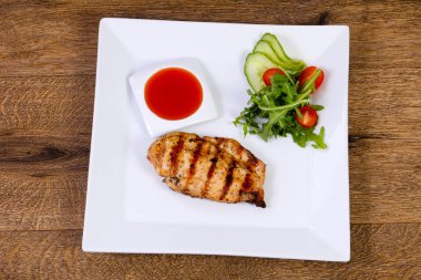 Soslu ızgara tavuk göğsü.