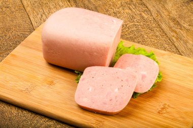 Jambon sosis salata üzerinde yemek için hazır bırakır