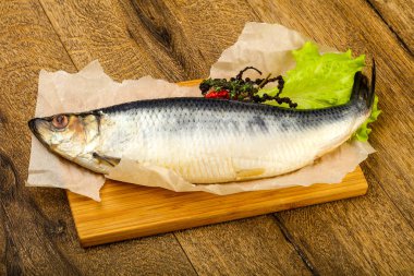 Biber ve baharatlı tuzlu ringa balığı.