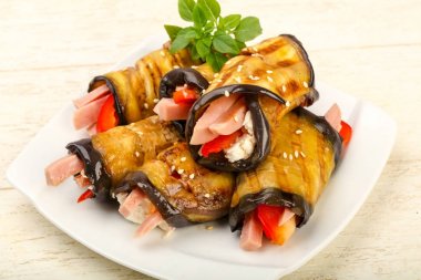 Jambon, peynir ve biber dolması patlıcan