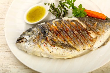 Izgara dorado balık sosu, kekik ve fesleğen ile