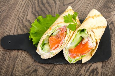 Somon ekmek rulo peynir ile