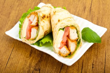 Tavuk ekmek rulo salata yaprakları ile