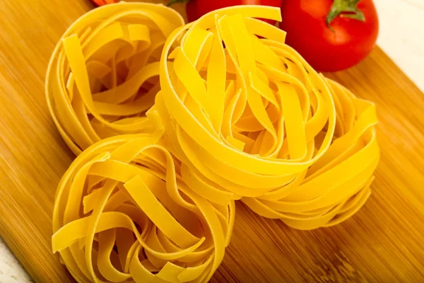 原始的 Fettucine 面食准备打保龄球 — 图库照片