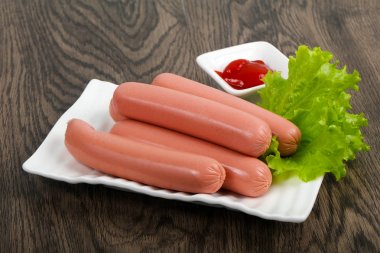 Salata ve ketçap ile sosis haşlama