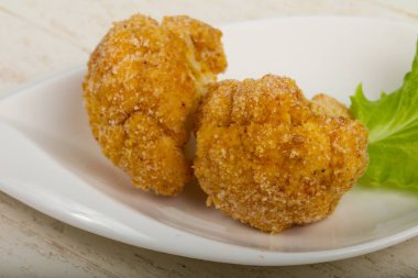 Ahşap arka plan üzerinde diyet gevrek karnabahar