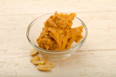 Ahşap arka plan üzerinde fındık fıstık ezmesi