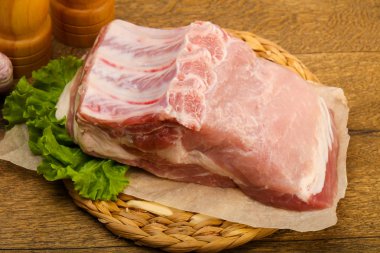 Pişirme için çiğ domuz eti