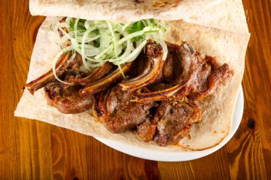 Kuzu kebap kaburga soğan hizmet