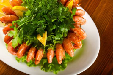 Karides kokteyl limon ve maydanoz servis