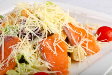 Sezar somon salata parmesan peyniri ile