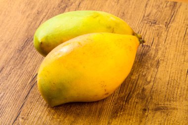 Tatlı mango meyve ahşap arka plan üzerinde
