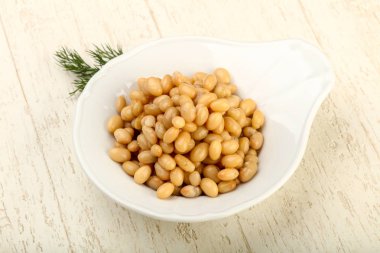 Dereotu şubesi ile kasede beyaz börülce