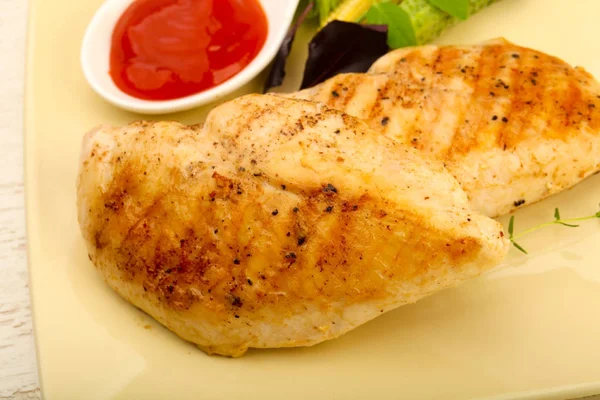 Dada Ayam Panggang Dengan Daun Salad — Stok Foto