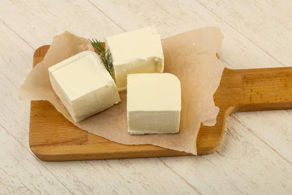 Ahşap Arka Plan Üzerine Dereotu Ile Beyaz Peynir — Stok fotoğraf