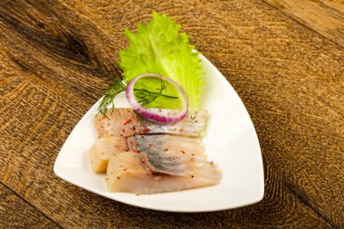 Ringa balığı filetosu dereotu ve soğan dilimlenmiş