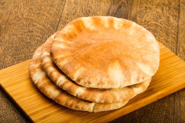 Pide ekmek yığın ahşap arka plan üzerinde