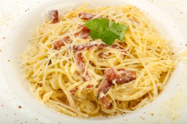 Makarna carbonara fesleğen ile parmesan peyniri ile