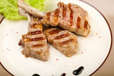 Salata yaprakları servis domates soslu kuzu ızgara