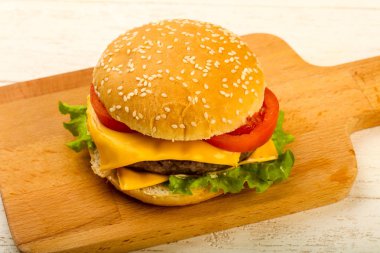 Burger peynir, domates, salata yaprakları ile