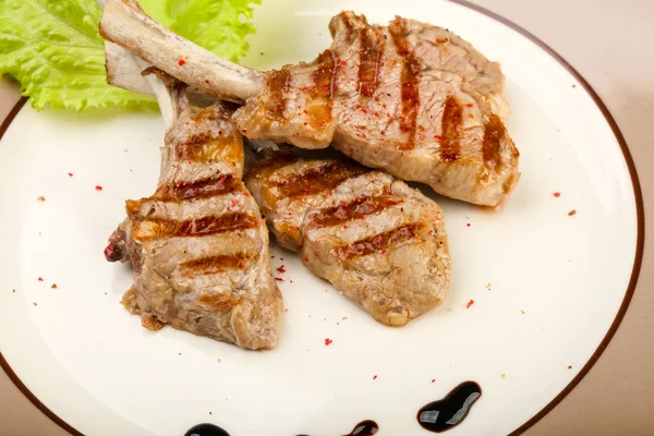 Agnello Grigliato Con Salsa Pomodoro Servito Foglie Insalata — Foto Stock