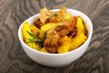 Domuz etli kızarmış patates, biberiye.