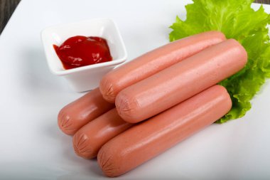 Salata ve ketçap ile sosis haşlama