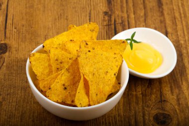 Nacho peynirli sos ile
