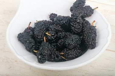 Ahşap arka plan üzerinde siyah dut yığın