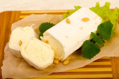 Sedir fıstıklı Brie peynirli rulo