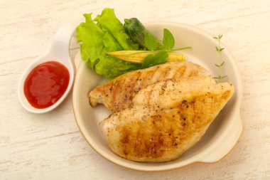 Salata yaprakları ile kavrulmuş tavuk göğsü