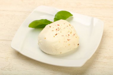 Fesleğen yaprakları ile Mozzarella peyniri