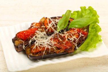 et ve peynir ile doldurulmuş patlıcan