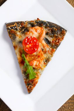 Karides ve roka ile pizza.