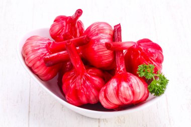 Kase lezzetli turşusu kırmızı sarımsak