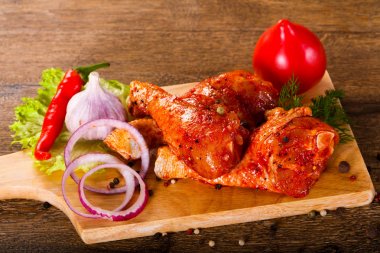 Izgara ve Barbekü için çiğ tavuk Marine bacaklar