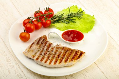 Izgara bağlantı noktası biftek domates ketçap ve biberiye