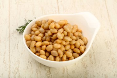 Dereotu şubesi ile kasede beyaz börülce