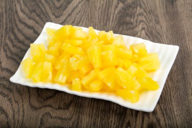 Kabın içinde Konserve ananas