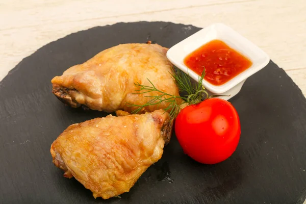 Kaki Ayam Panggang Dengan Tomat — Stok Foto