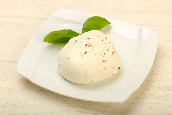 Mozzarella Mit Basilikumblättern — Stockfoto