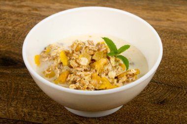 Muz, fındık ve nane ile müsli