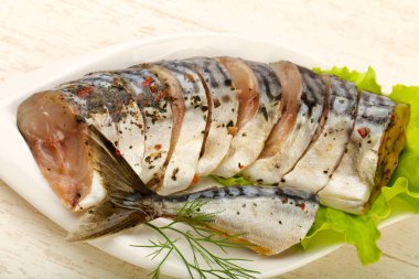 Scomber ahşap arka plan üzerinde füme