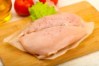 Biber yemek pişirmek için hazır çiğ tavuk göğsü